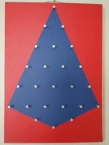 fabrication calendrier de l'Avent Calendrier de l’Avent en forme de sapin bleu sur fond rouge
