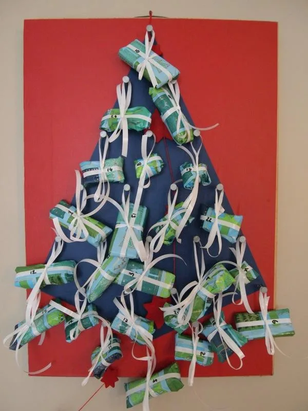 Calendrier de l'Avent en forme d'arbre de Noël fait à la main sur fond rouge