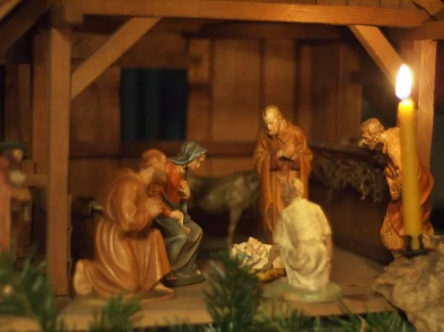 creche noel Crèche de Noël éclairée par une bougie