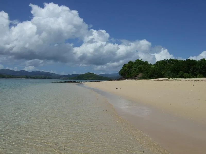 Plage tropicale tranquille et lagon peu profond sur l'île de Kapas