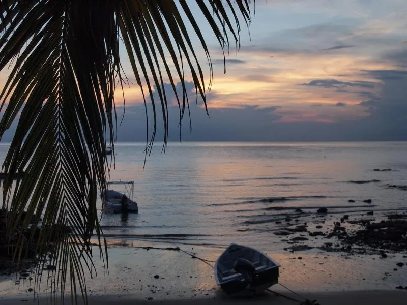 coucher du soleil Plage tropicale et bateaux ancrés au coucher du soleil