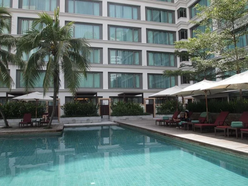 Piscine extérieure à côté d'un hôtel moderne