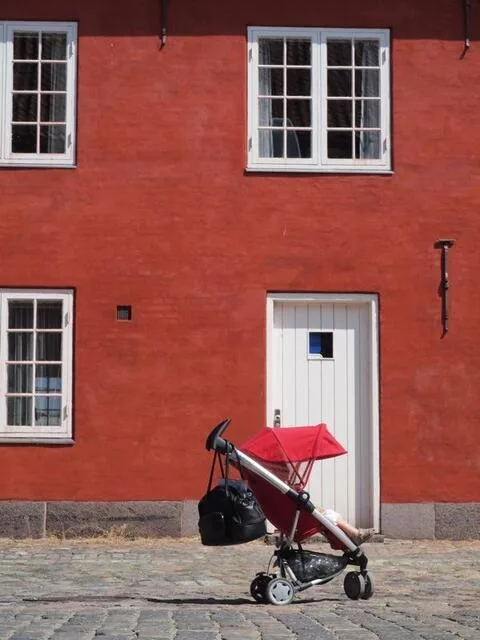 P6110283 Poussette garée devant une maison rouge à Copenhague