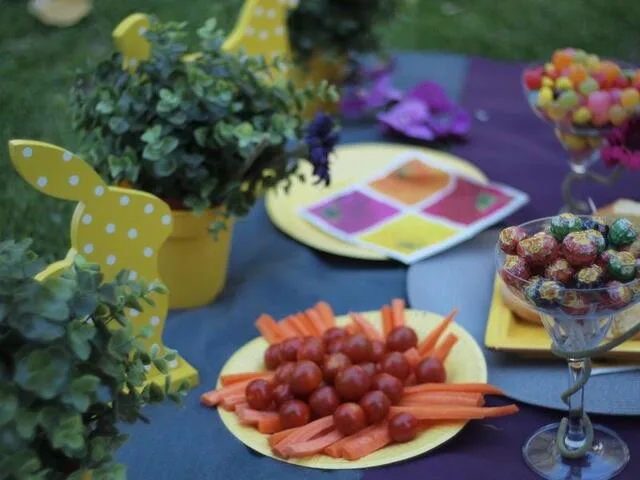 Buffet coloré préparé pour un pique-nique de blogueuses