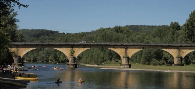 Pont de pierre enjambant la Dordogne
