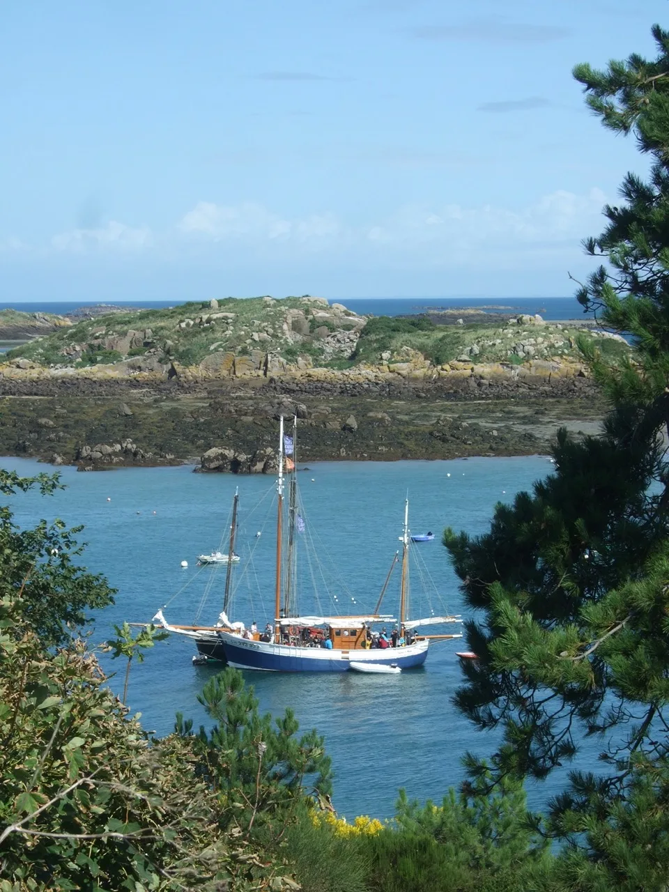Voilier dans une crique rocheuse des îles Chausey
