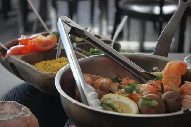 Plat de fruits de mer servi dans une casserole