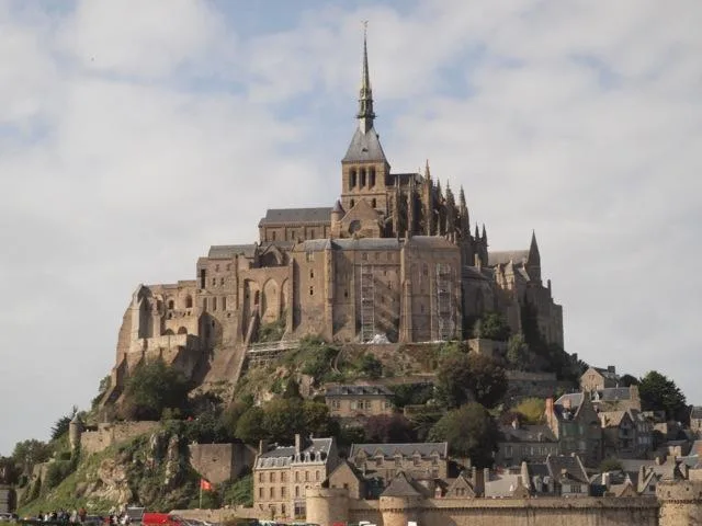 Mont-Saint-Michel dominant sa baie