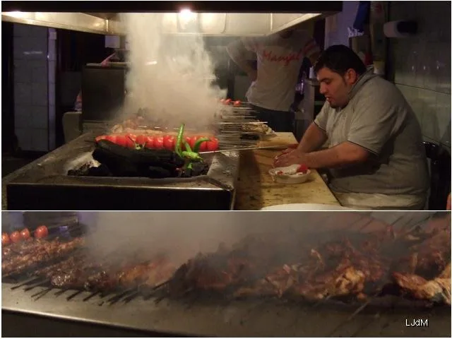 Chef cuisinant des légumes et des brochettes sur un grill ouvert à Londres