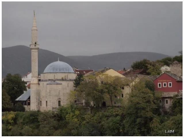 Mostar Mosquée et minaret sous les collines brumeuses de Mostar