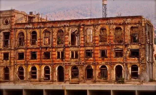 Mostar Un immeuble à plusieurs étages endommagé par la guerre en Bosnie