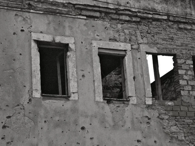 Mostar Mur endommagé par la guerre avec des ouvertures de fenêtres vides en Bosnie
