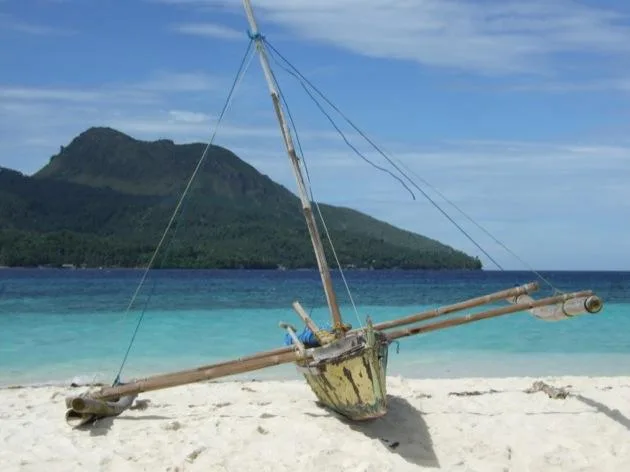 Philippines Voilier traditionnel échoué sur une plage des Philippines