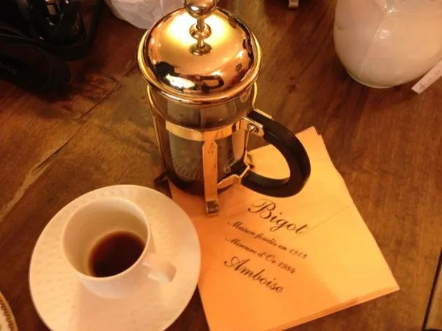 Café et dépliant visiteur sur une table de café à Amboise