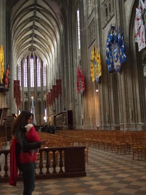 Nef et banderoles colorées à l'intérieur de la cathédrale d'Orléans