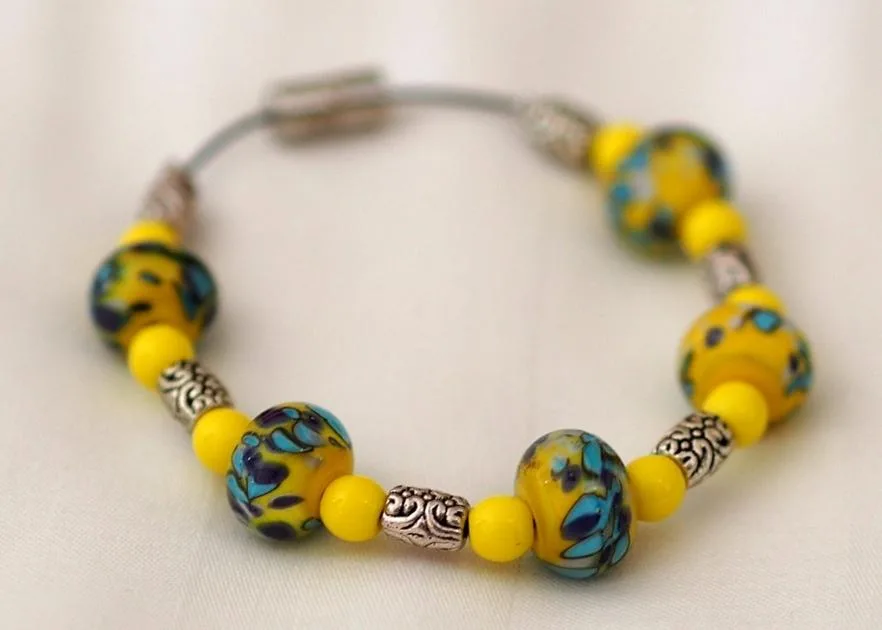 Bracelet en perles de verre jaunes et bleues