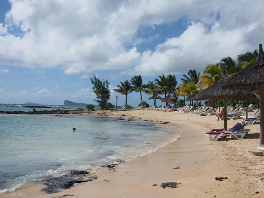 Plage de sable blanc et lagon turquoise dans un complexe hôtelier de l'île Maurice