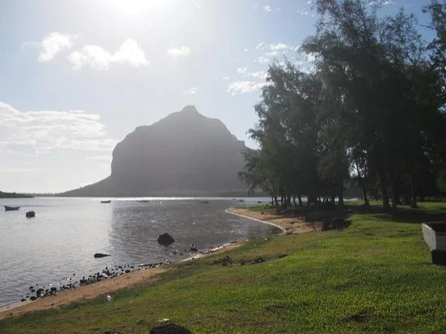 Le Morne Le Morne Brabant au bord d'un lagon calme à Maurice