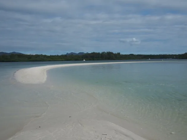 Banc de sable blanc en arc de cercle dans le lagon de l’île aux Cerfs