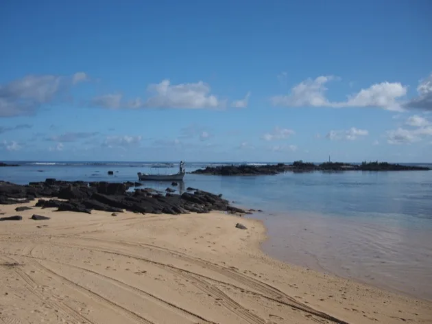 Plage et rochers noirs de la Pointe aux Canonniers à l’île Maurice