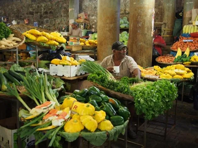 Étal de produits frais sur un marché mauricien