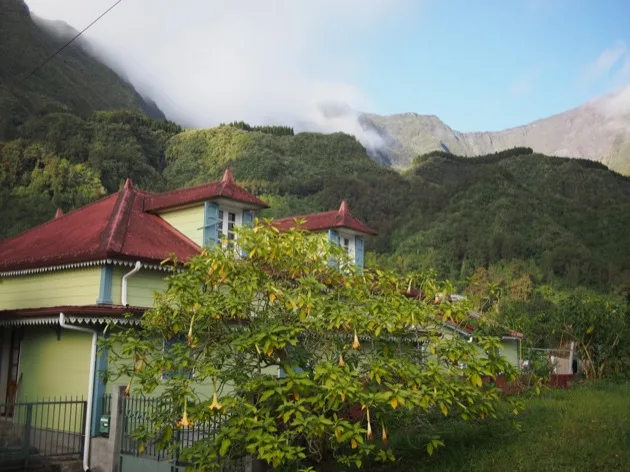 mafate Maison créole devant les montagnes de La Réunion