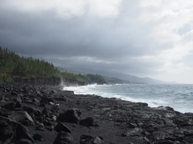 lave Côte volcanique sous un ciel nuageux à La Réunion