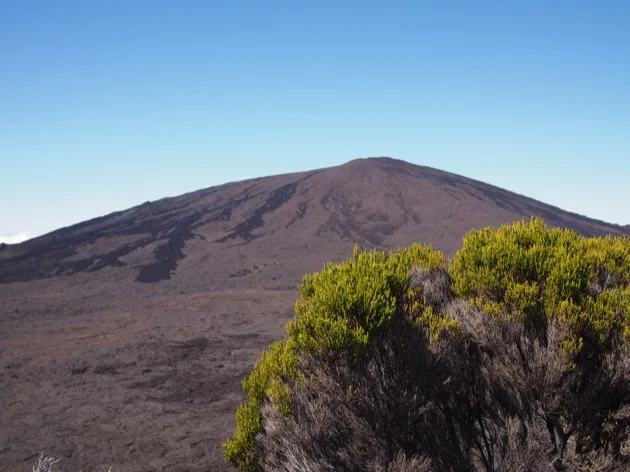 le volcan Piton volcanique sous un ciel bleu à La Réunion