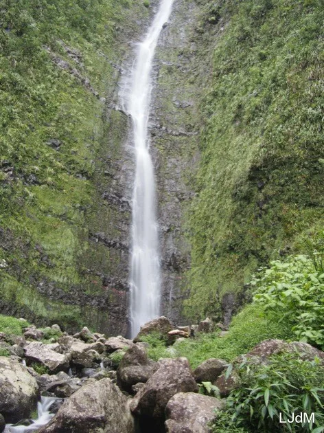 cascade biberon Haute cascade tombant dans une vallée verdoyante à La Réunion