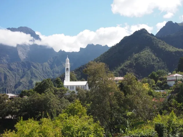 Cilaos Église blanche devant les montagnes de La Réunion