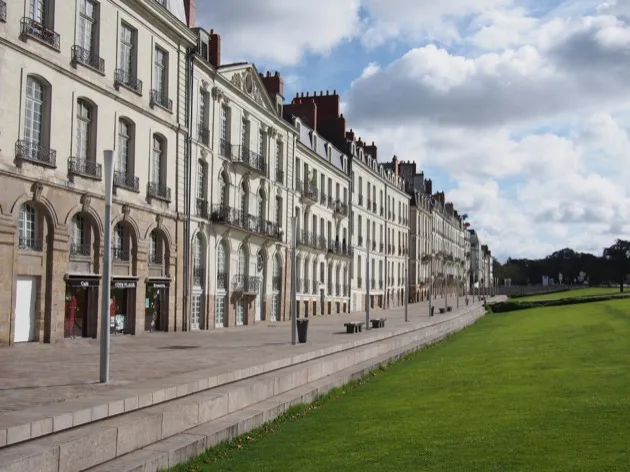 Façades blanches le long du cours Cambronne à Nantes