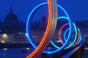 Anneaux lumineux de Daniel Buren sur le quai des Antilles à Nantes
