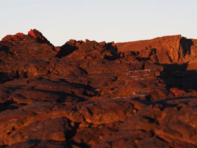 rouge Roches volcaniques rouges au Piton de la Fournaise