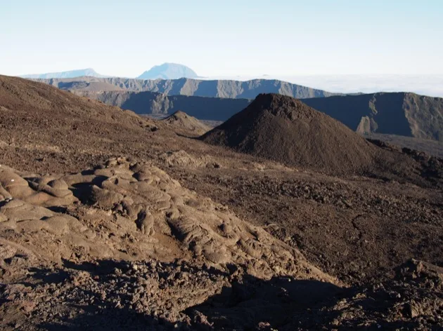paysage Cratères à travers le paysage du Piton de la Fournaise