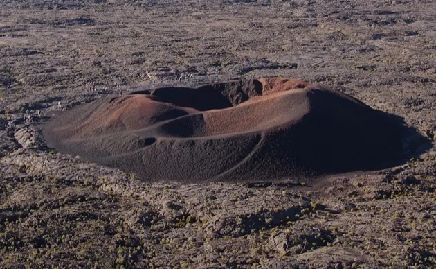 Fornica Petit cratère volcanique sur la plaine de lave