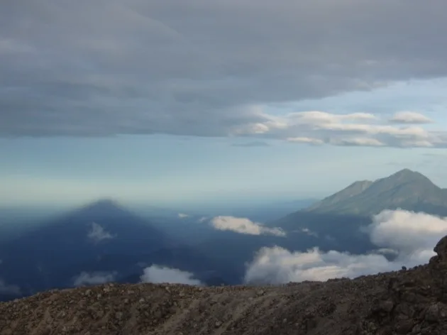 sommet Nuages dérivant sous un sommet volcanique