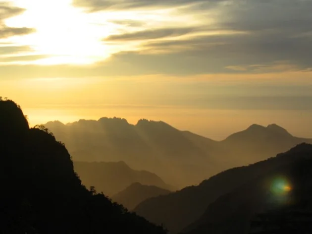 GR20 Les crêtes des montagnes se découpent sous un lever de soleil doré au Guatemala