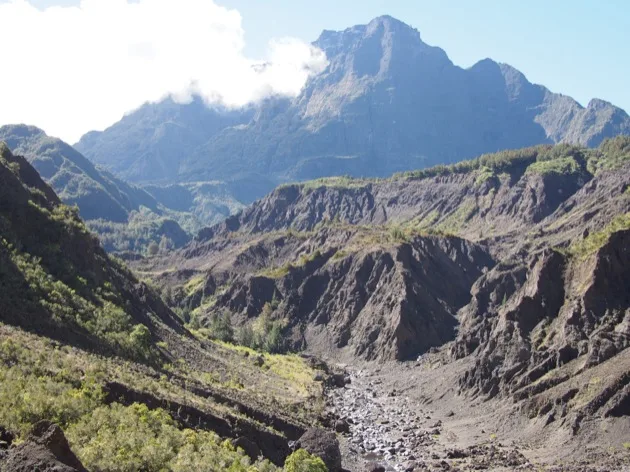 Mafate Sommets escarpés et lit de rivière asséché dans le cirque de Mafate