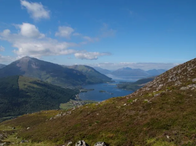 highlands Lac de montagne et crêtes sur l'île de Skye