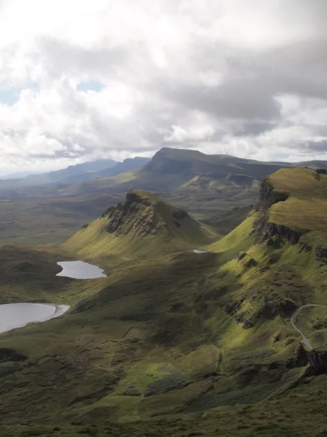 Isle of Skye Plateau volcanique vert avec petits lacs sur l'île de Skye