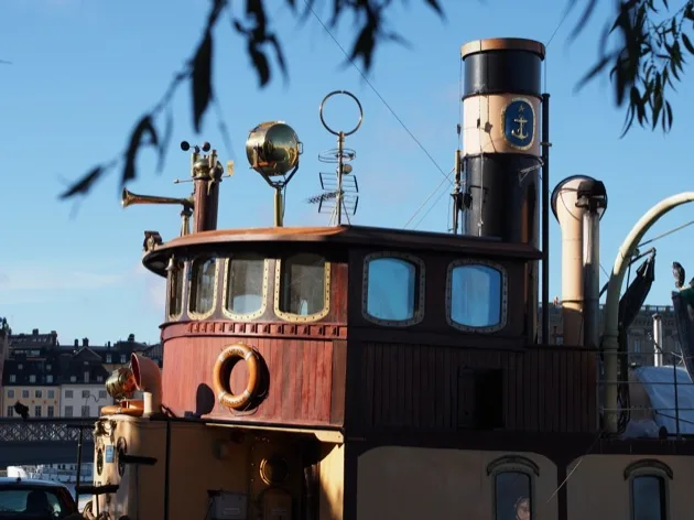 bateau Timonerie et entonnoir en bois d'un bateau à vapeur vintage