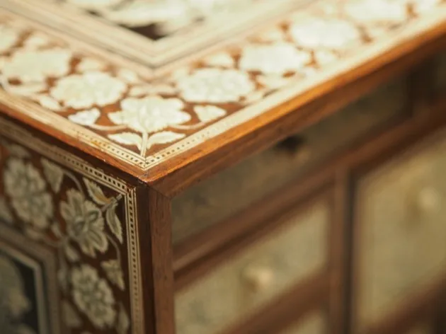 Louvre Détail d'un coffre en bois marqueté de fleurs
