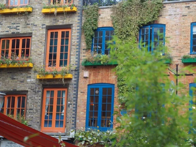 Fenêtres colorées et façades en briques à Londres