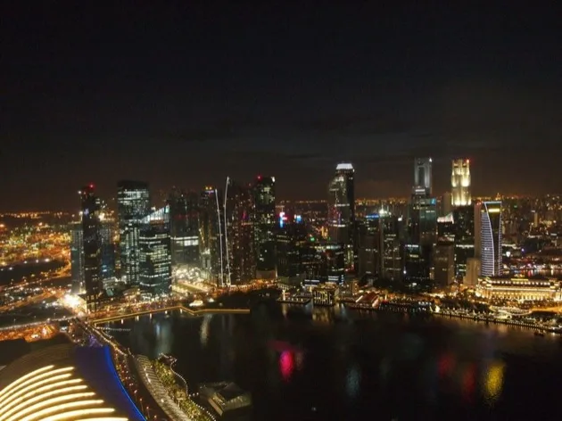 Horizon de Singapour illuminé autour de Marina Bay la nuit