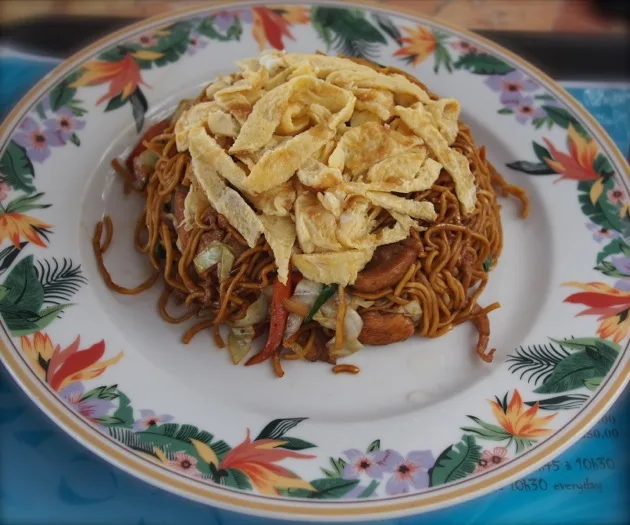 Nouilles asiatiques garnies de lanières d'omelette