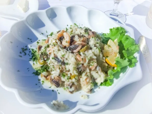 Risotto aux fruits de mer servi sur une assiette blanche