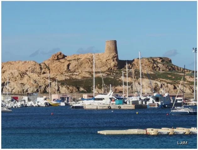 ile rousse Marina et tour génoise à L’Île-Rousse