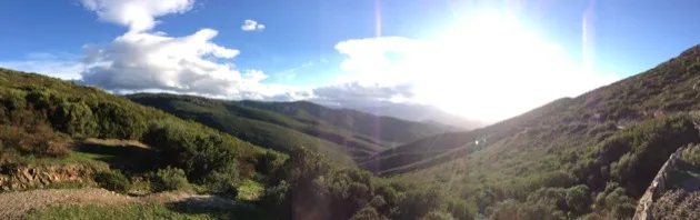 montagne_corse Rayons de soleil traversant les nuages au-dessus des montagnes corses