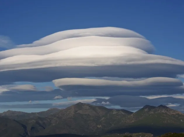 nuages Nuages lenticulaires au-dessus des montagnes corses