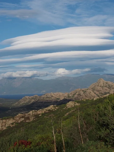 montagne corse Nuages lenticulaires en couches sur une crête de montagne corse